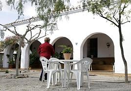 Una mujer llega a una casa rural de Molina, en una imagen de archivo.