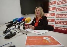 Anna Mellado, secretaria de Juventud de CC OO Región de Murcia, en la presentación del informe.