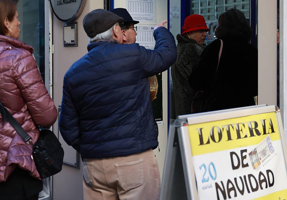 Colas para comprar décimos de la Lotería de Navidad