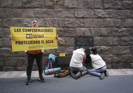 Activistas cortan el suministro de agua en la sede de la CHS.