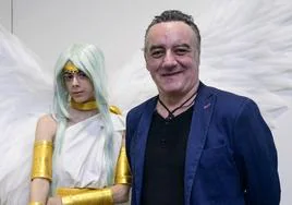Antonio Álvarez, junto a un 'cosplayer' del Salón del Manga.