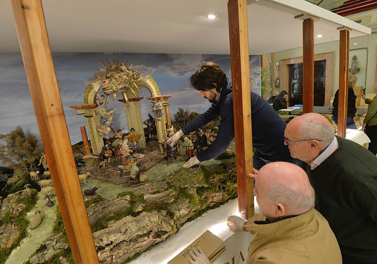 Belenistas supervisan el montaje del Nacimiento de Salzillo, ayer.