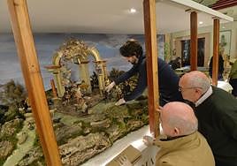 Belenistas supervisan el montaje del Nacimiento de Salzillo, ayer.