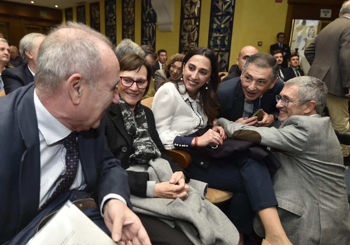 Teodoro Estrela, Francisca Baraza, Sara Rubira y Ramiro Angulo conversan con Hugo Morán, en cuclillas, este jueves en Murcia.