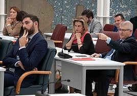 José Vélez señala a Antelo durante un Pleno en la Asamblea Regional.