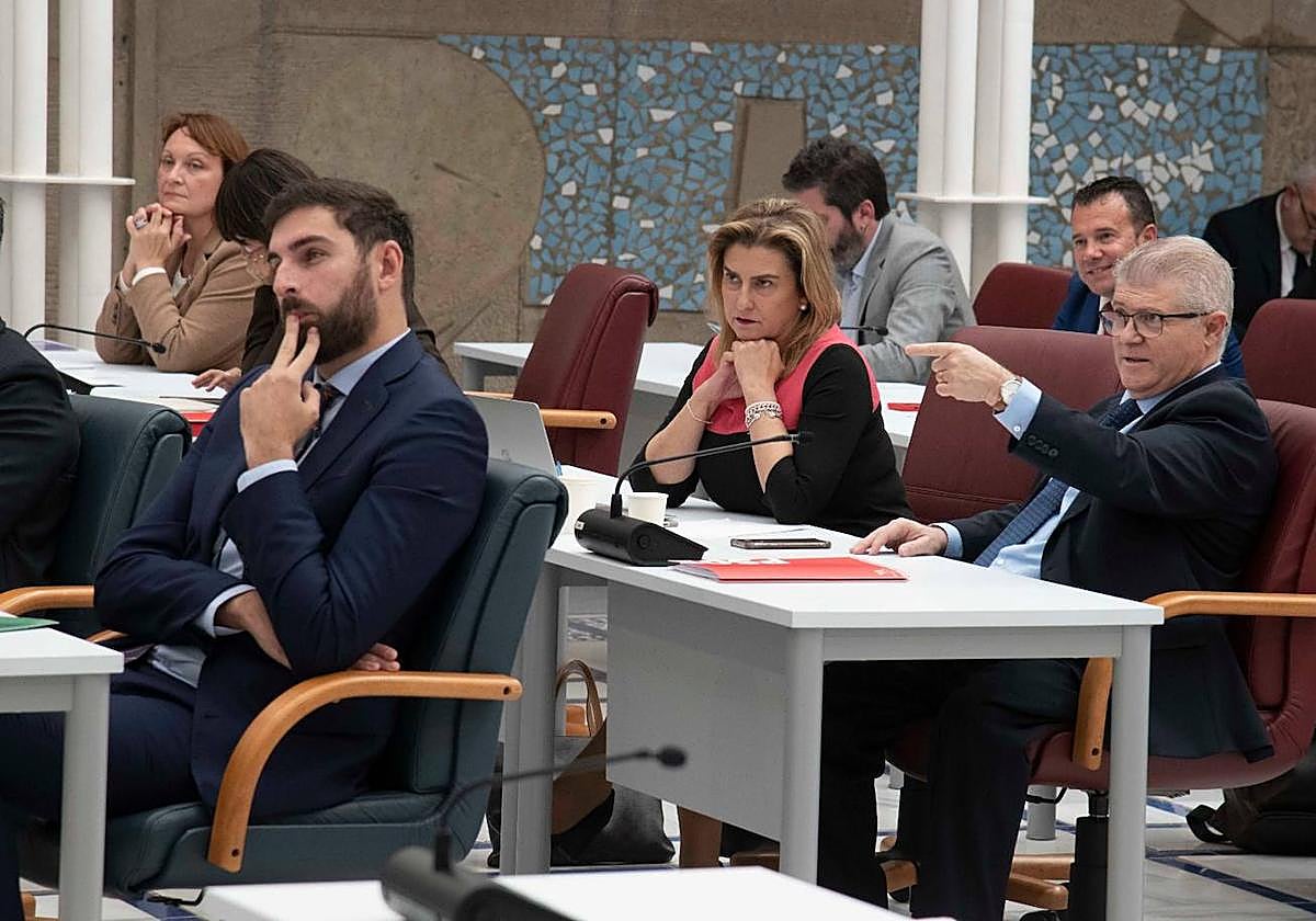 José Vélez señala a Antelo durante un Pleno en la Asamblea Regional.