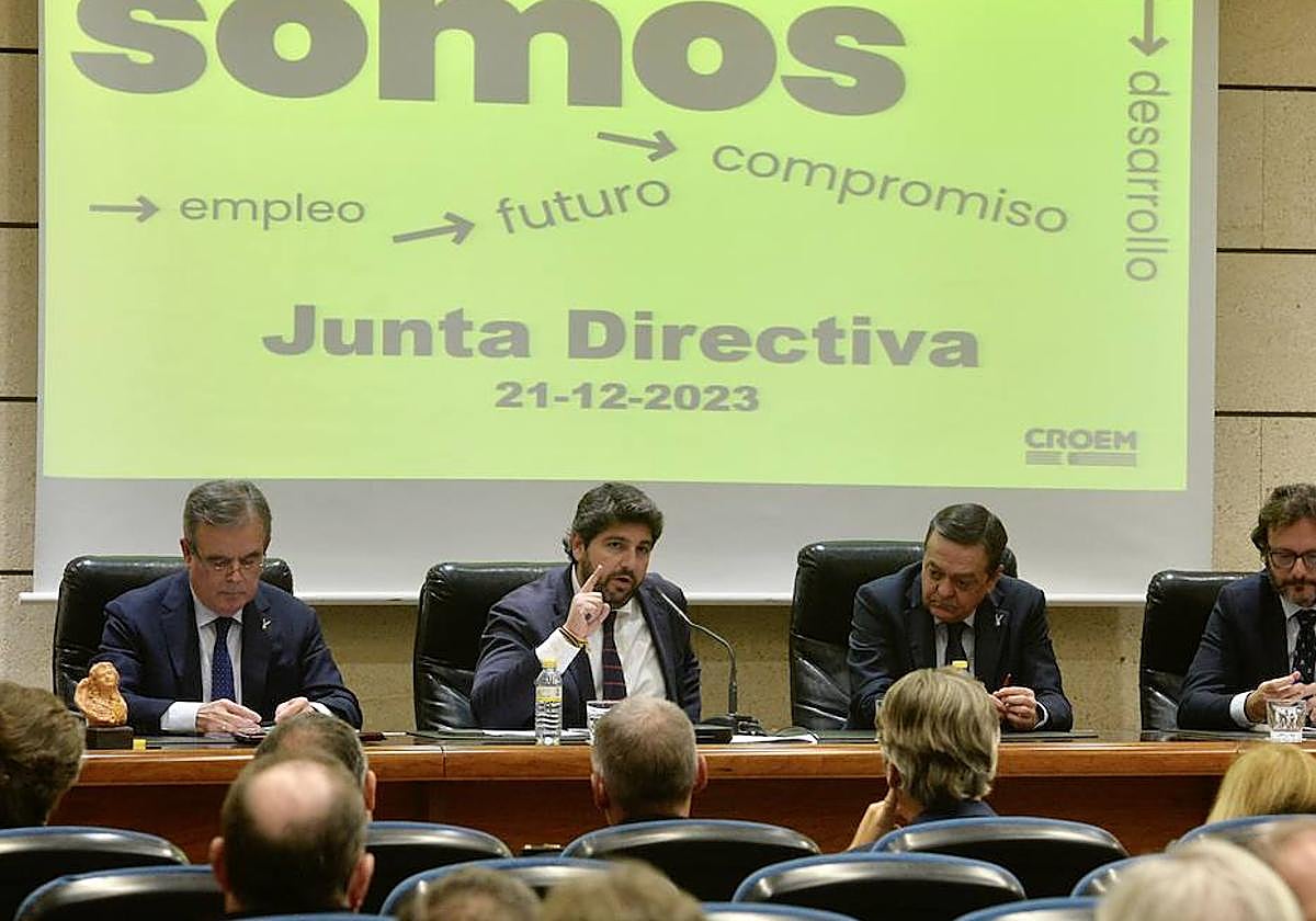 Fernando López Miras y José María Albarracín, este jueves, en la Junta Directiva de Croem