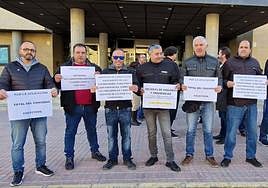 Un grupo de trabajadores, este jueves ante la Consejería.