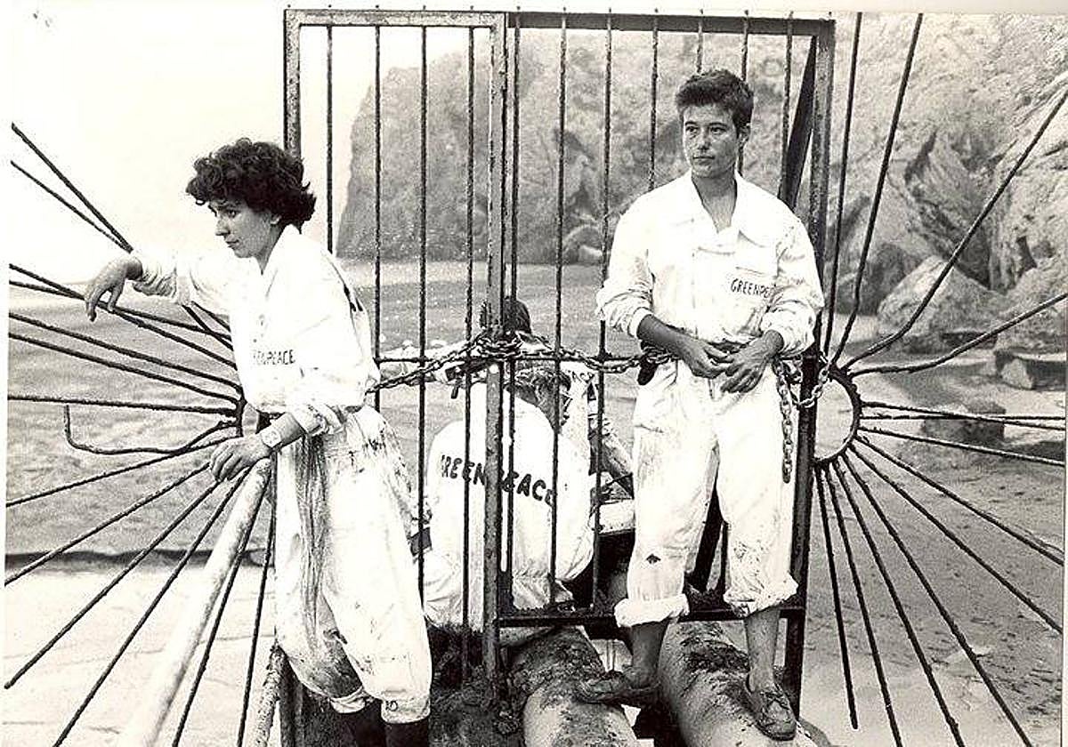 Las dos activistas de Greenpeace, hace 37 años, sobre la tubería de vertidos en Portmán.