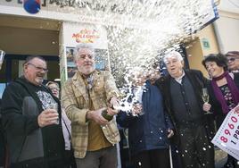 Una administración celebra el primer premio de la Lotería del Niño, en una imagen de archivo.