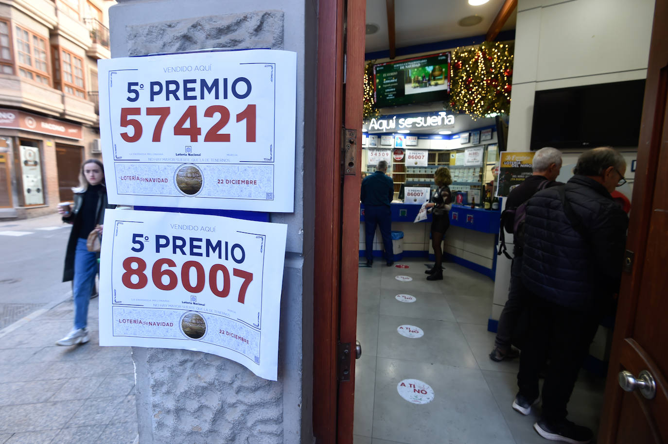 Una administración de Murcia vende dos quintos premios de la Lotería de Navidad