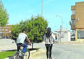 Dos jóvenes circulan en bicicleta y patinete eléctrico, en imagen de archivo.