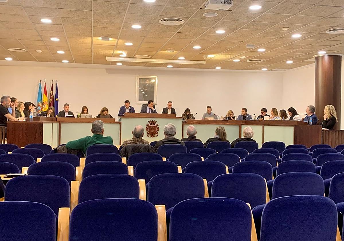 El alcalde de San Javier, José Miguel Luengo, preside, ayer, la sesión del Pleno municipal, con media docena de personas siguiéndolo en las primeras filas.