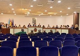 El alcalde de San Javier, José Miguel Luengo, preside, ayer, la sesión del Pleno municipal, con media docena de personas siguiéndolo en las primeras filas.