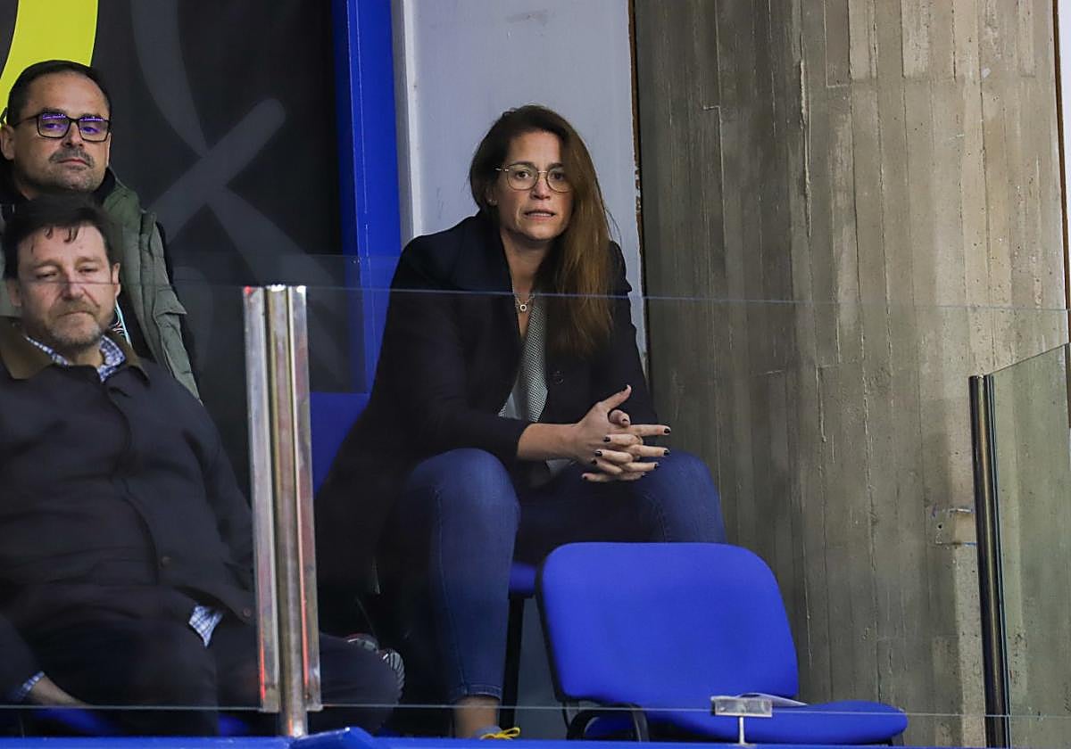 Anna Montañana, viendo el partido de anoche en Alcantarilla.