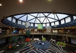 Plaza interior del centro comercial. Solo algunos de los locales de la planta superior están ocupados.