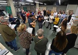 Los integrantes de la peña La Lebrilla interpretan unos villancicos en la Redacción de LA VERDAD, anoche.