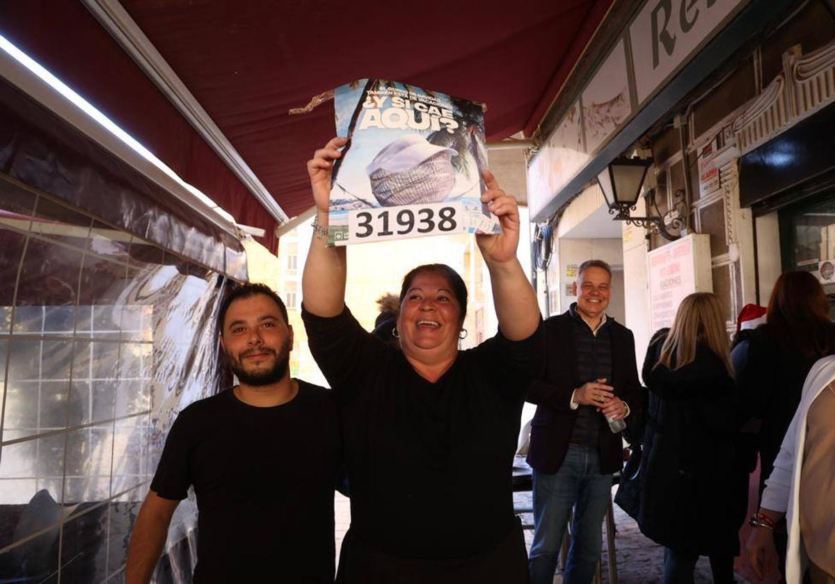 Trabajadores del bar Pico Esquina celebran haber repartido entre sus clientes el tercer premio.