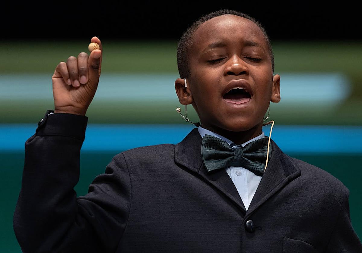 Los niños de San Ildefonso reparten los premios de la Lotería de Navidad