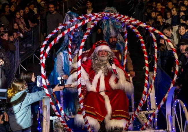 Papá Noel, anoche, a su llegada a la plaza de Belluga.