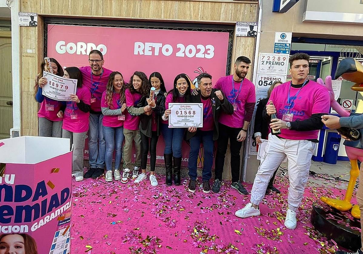 os trabajadores de El Perolo celebran los premios repartidos en la Lotería de Navidad.