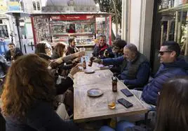 Un grupo de amigos brindando por la Navidad, ayer, en un restaurante de la Plaza Juan XXIII.