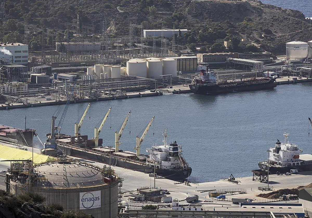 Barcos de mercancías llevan a cabo operaciones de carga y descarga en las dársenas de Escombreras (Cartagena).