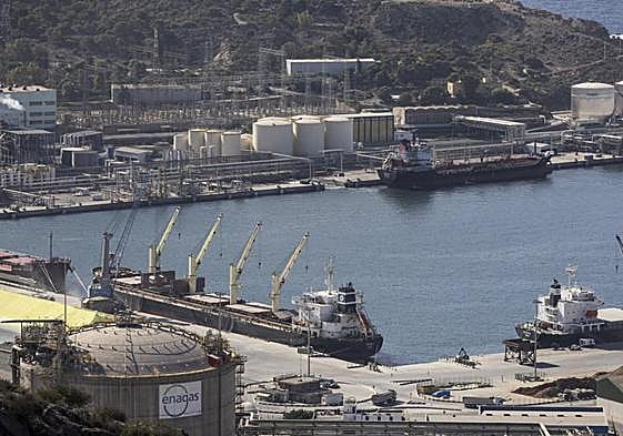 Barcos de mercancías llevan a cabo operaciones de carga y descarga en las dársenas de Escombreras (Cartagena).