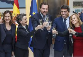 María J. Catalá, alcaldesa de Valencia; Mar Chao, del puerto de Valencia; el ministro Óscar Puente, el presidente Carlos Mazón y la delegada Pilar Bernabé, brindando el día 14 tras anunciarse la ampliación de la dársena.