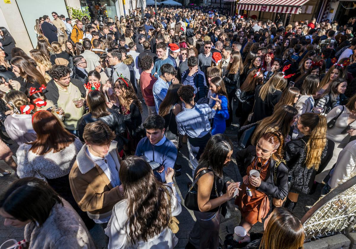 El ambiente en el centro de Murcia, este domingo, con la 'tardebuena'.