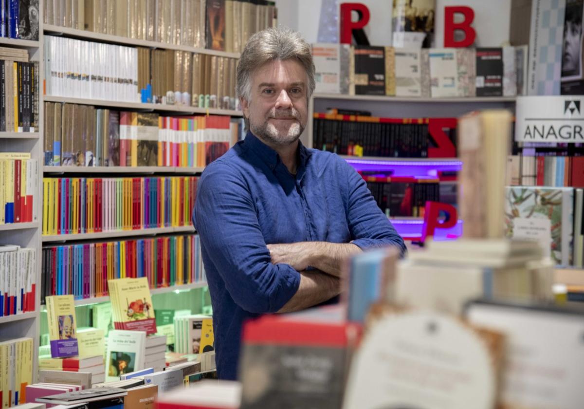 En Cartagena.Vicente Velasco en La montaña mágica, librería de barrio con 8.000 títulos para bucear y perderse.