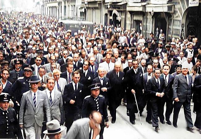 El ministro acompañado por cartageneros se dirige al Palacio Consistorial.