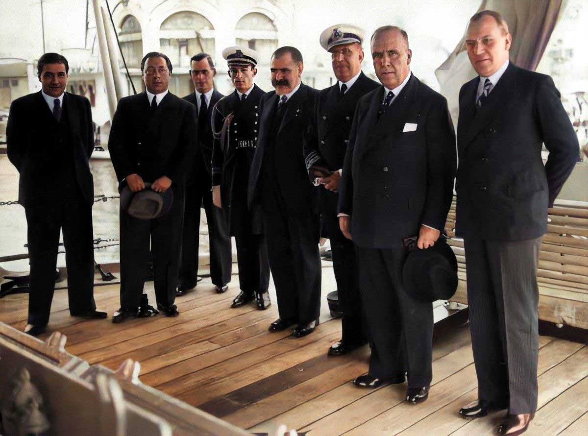 El ministro, en la cubierta del acorazado 'Jaime', en Cartagena.