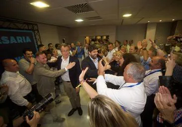 Fernando López Miras y José Ballesta durante el seguimiento de resultados de las elecciones autonómicas y municipales.