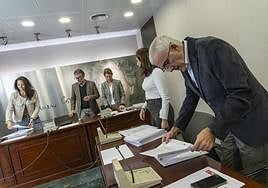 Virginia Martínez (Vox), Víctor Martínez-Carrasco (PP), la letrada de la Cámara, Irene Bas, la directora de la Oficina Presupuestaria, Ana Crespo, y Alfonso Martínez Baños (PSOE).