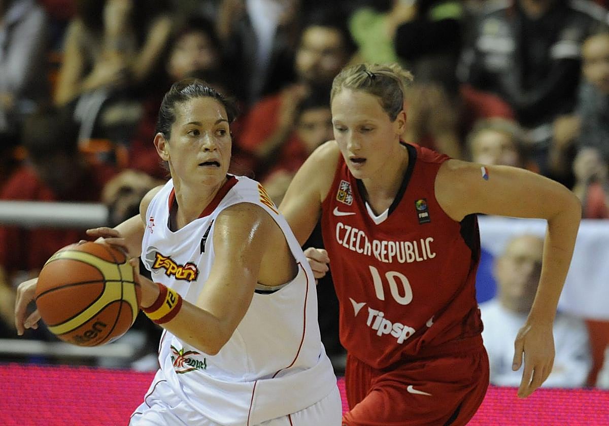 En el Mundial de 2010.Anna Montañana, en un partido con España.