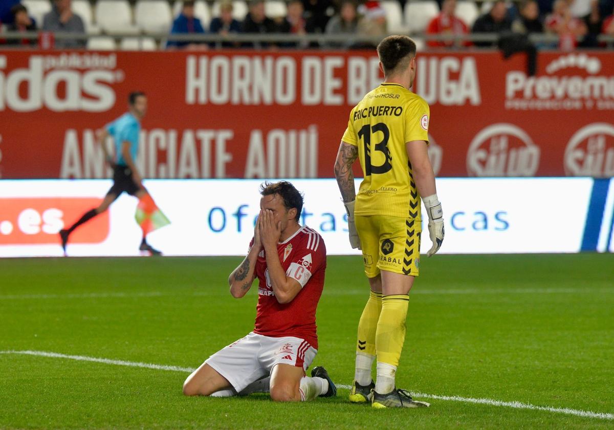 Pedro León se lamenta por una ocasión fallada ante el Antequera, esta temporada.