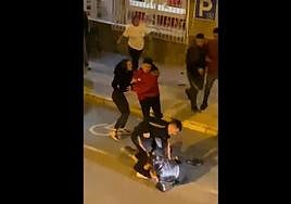 Varios implicados continúan la pelea en mitad de la calle.