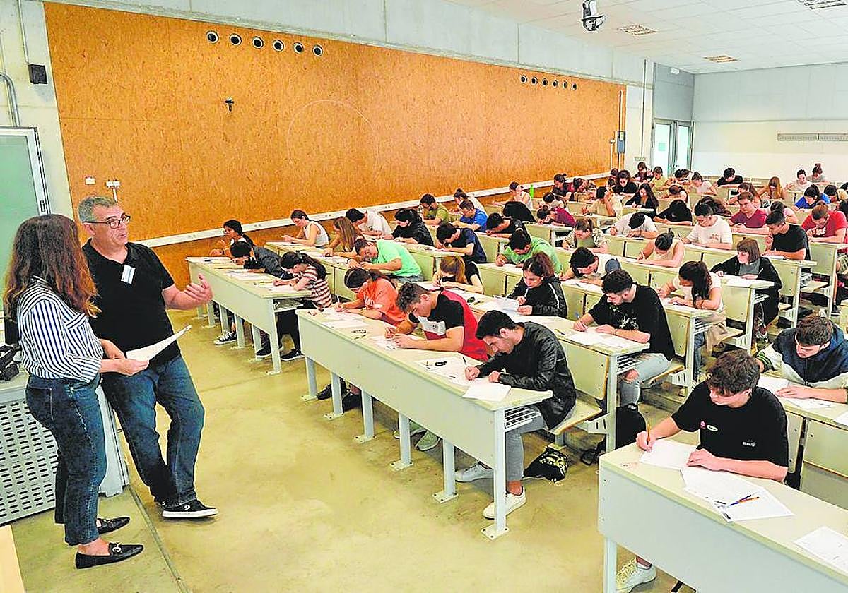 Alumnos y profesores en el Aulario Norte del Campus de Espinardo durante la Ebau de junio pasado.
