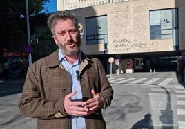 El diputado de Podemos Víctor Egío, este martes, a las puertas del hospital Morales Meseguer.