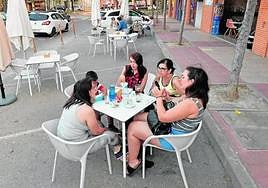 Clientes en la terraza instalada en una zona de aparcamiento en el barrio de San Basilio, en una imagen de archivo.