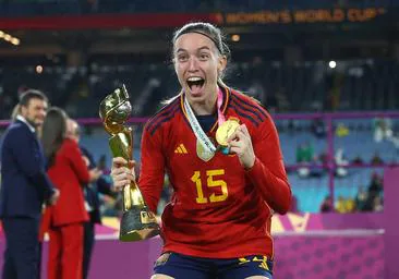 Eva Navarro celebra la victoria de la selección española en la Copa Mundial Femenina de la FIFA.