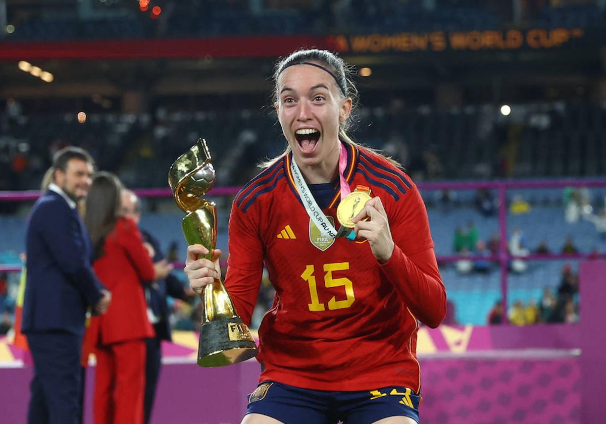 Eva Navarro celebra la victoria de la selección española en la Copa Mundial Femenina de la FIFA.