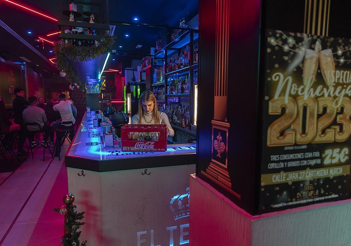 Una camarera del pub El Templo de Cartagena, en uno de los locales que organizarán fiestas el 31.