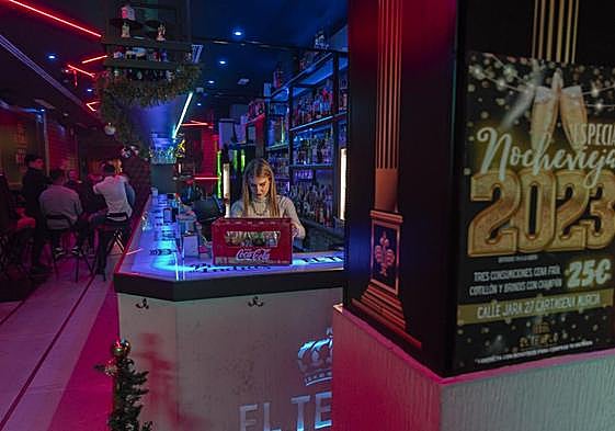 Una camarera del pub El Templo de Cartagena, en uno de los locales que organizarán fiestas el 31.