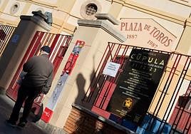 Un peatón pasa junto al cartel de la macrofiesta anunciada en la plaza de toros de Murcia, uno de los eventos que esperan autorización con las entradas vendidas.
