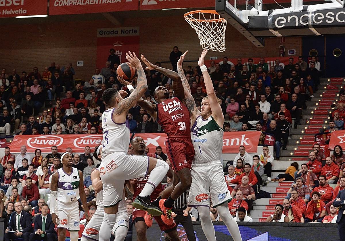 Dylan Ennis intenta anotar en el encuentro del pasado viernes frente al Unicaja.