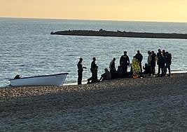 Los migrantes son atendidos por la Policía tras desembarcar en Los Locos.