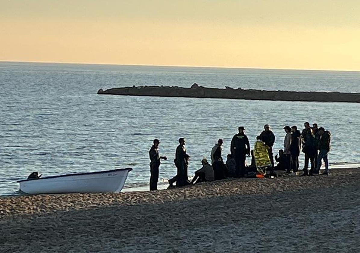 Los migrantes son atendidos por la Policía tras desembarcar en Los Locos.
