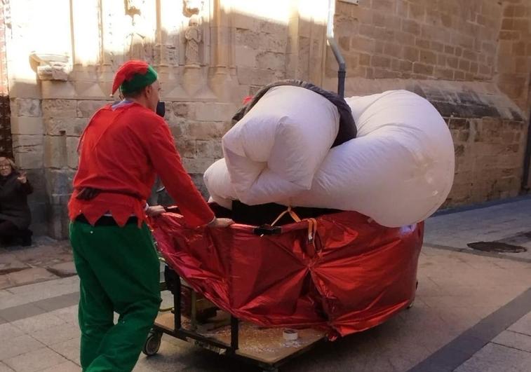 Uno de los hinchables que participaba en el desfile se pinchó durante el recorrido.